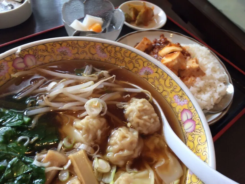 【日替定食】ワンタンメンと小麻婆豆腐丼を頂きました。|momongatomoさん