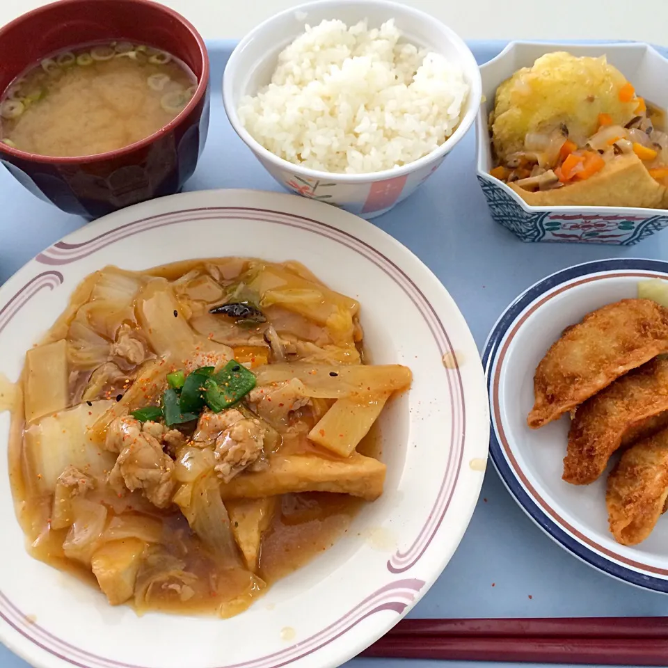 家常豆腐、枝豆と豆腐のふんわり天、フライ餃子、ライス(小)、味噌汁(しめじ、大根、うすあげ)|maixx ใหม่さん