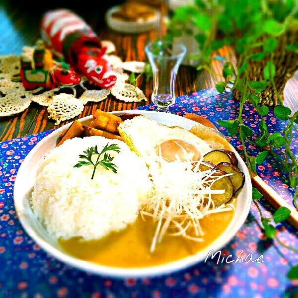 グリーンカレーdeホカホカお昼♪(*^^*)
＊グリーンカレー
＊揚げ薩摩芋
＊目玉焼き
＊焼き茄子
＊白髪葱|michaeさん