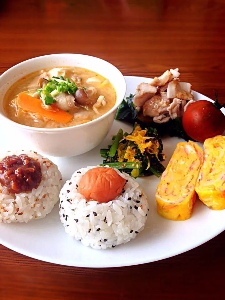 ⭐️おにぎり（にんにく味噌・梅）⭐️カニカマの玉子焼き ⭐️小松菜と菊の胡麻和え ⭐️豚しゃぶ 胡麻ドレッシング ⭐️豚汁|よっちぃさん