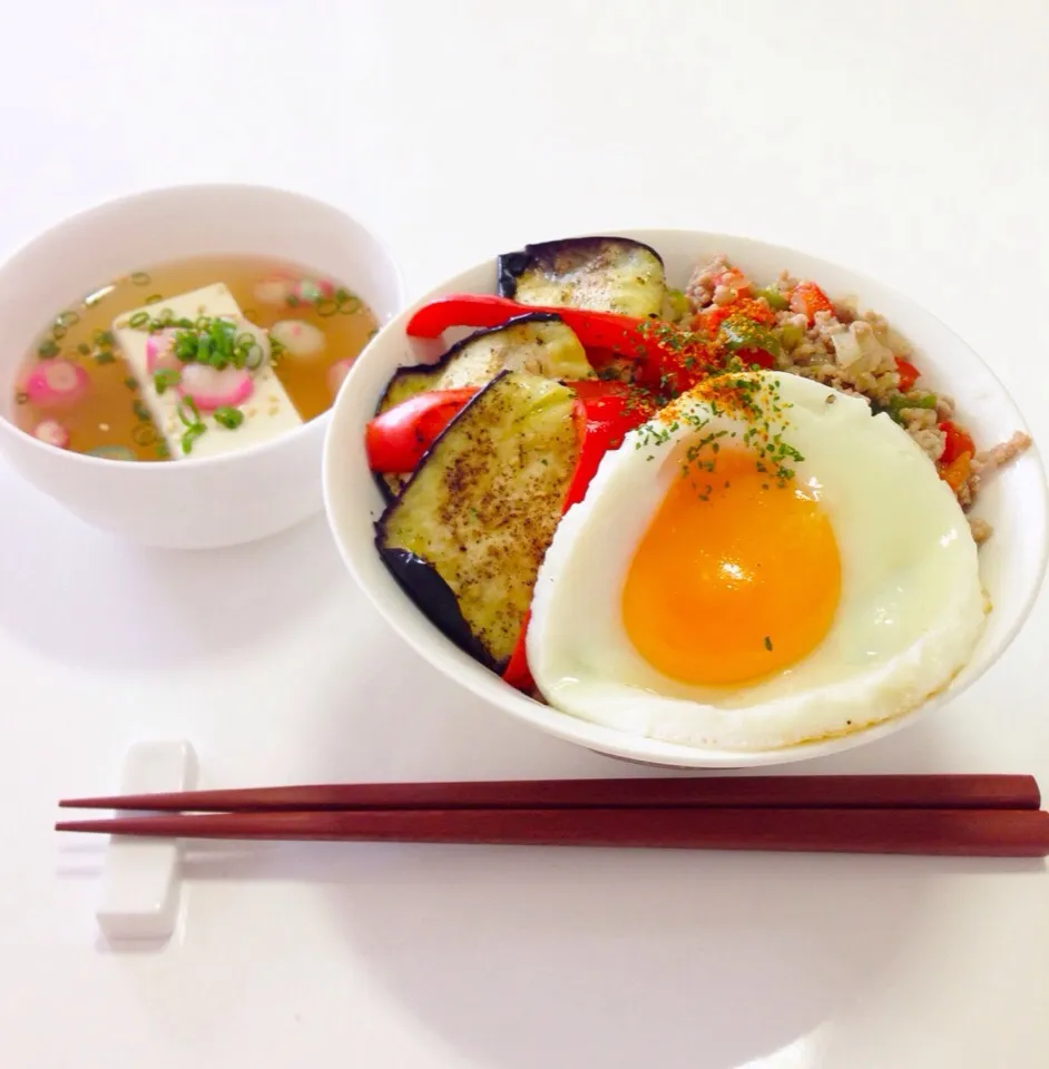 夏休みのお昼ご飯！茄子と合挽き肉のスタミナ丼🐷💕ガパオ風〜|natsÜmiさん