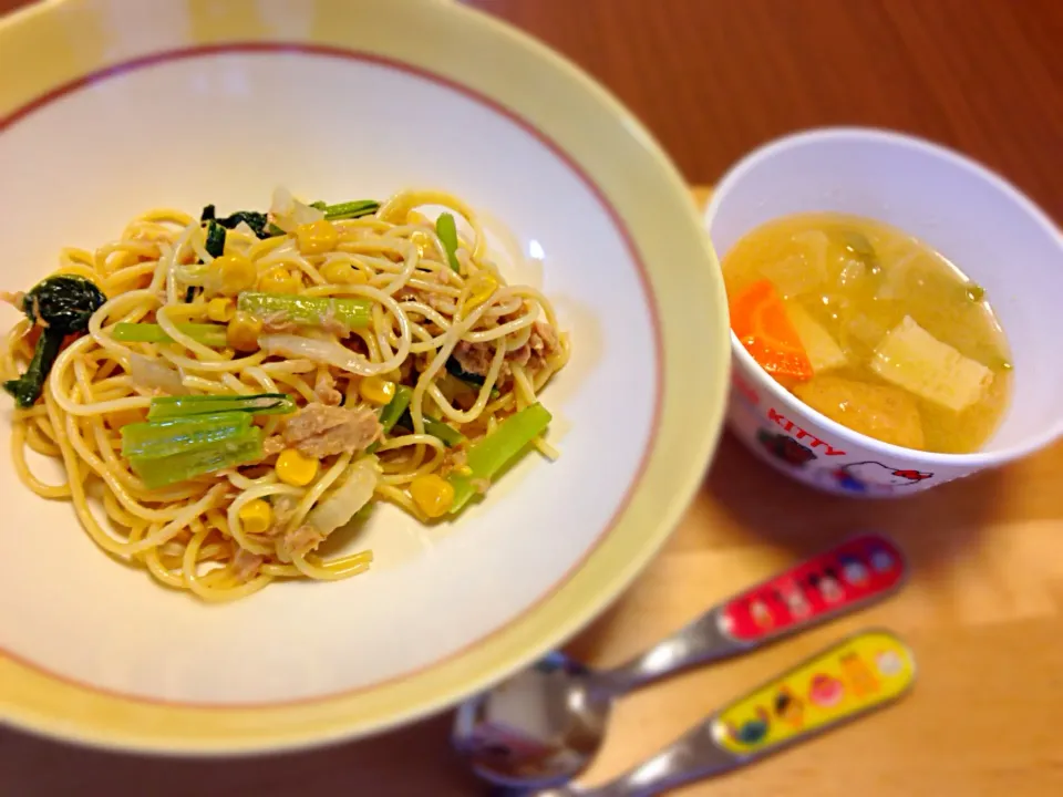 Snapdishの料理写真:ツナと小松菜の和風パスタ、厚揚げの味噌汁|ゆうきさん