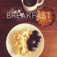 Breakfast with banana, apple, some plum and cereals. I drink green tea and a glass of water|Giorgiaさん