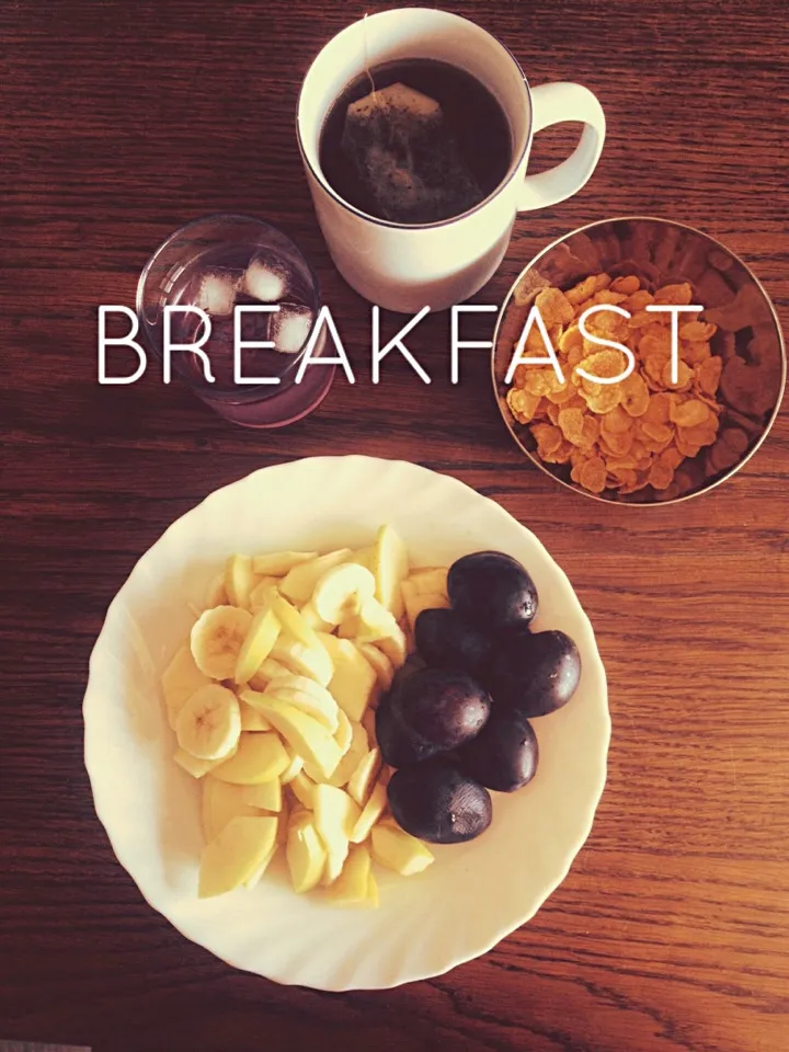 Breakfast with banana, apple, some plum and cereals. I drink green tea and a glass of water|Giorgiaさん