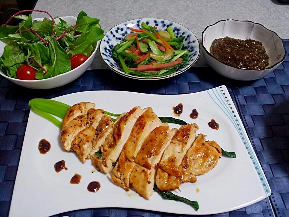 Chicken steak with onion sauce, komatsuna itame, muzuku & green salad|ghiroさん