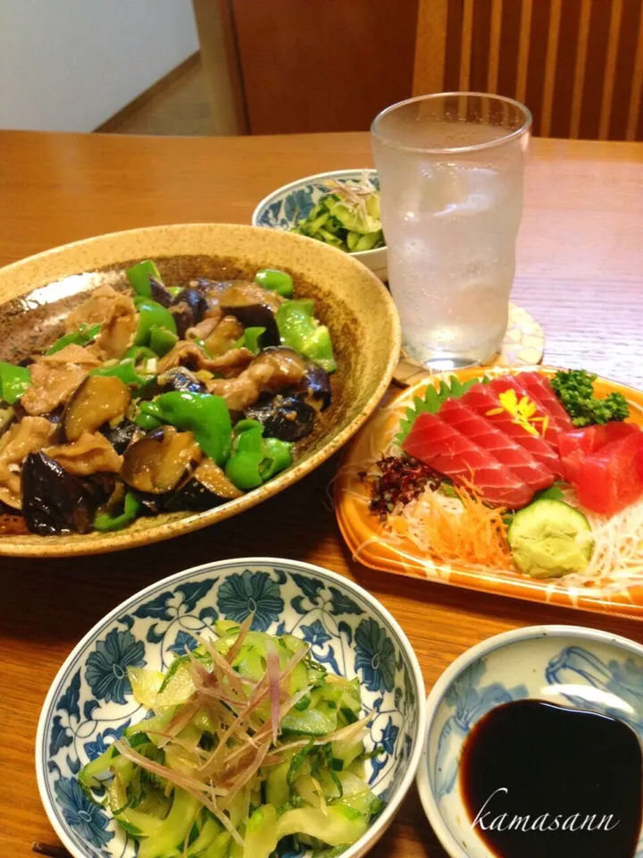 茄子とピーマンの味噌煮♪まぐろのお刺身♪|かまさん