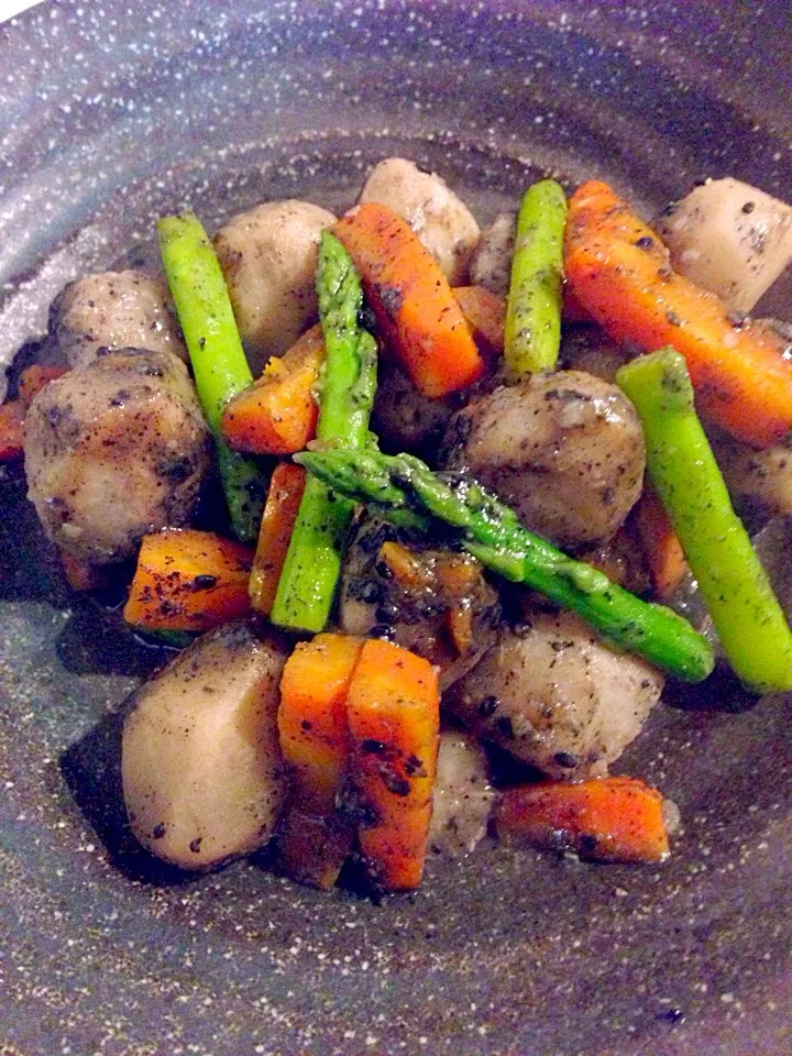 子芋とにんじん、アスパラの黒胡麻煮🍀|まみりんごさん