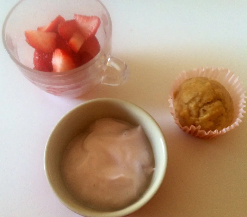 Maple vanilla muffin with strawberry Greek yogurt and fresh strawberries|victoria valerioさん