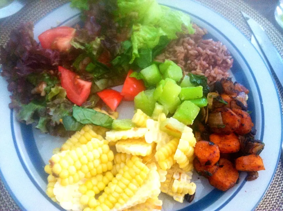 Forbidden rice with xuxu and corn and a carrot & mushroom stirfry with side of salad|victoria valerioさん