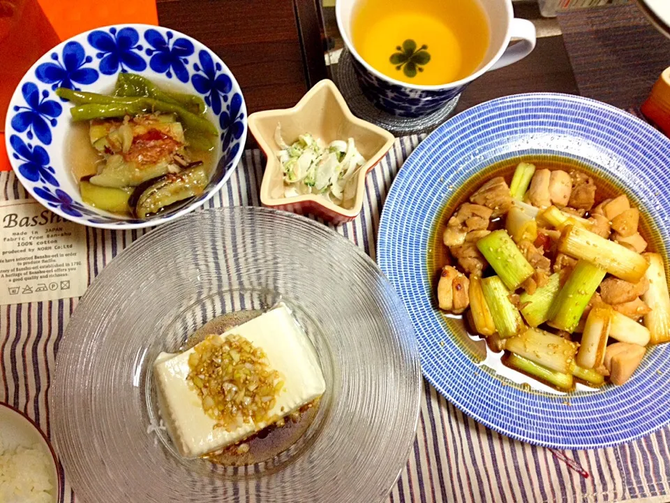 白ネギと鶏の照り焼き、ナスと万願寺の煮浸し、ゴーヤとツナ玉ねぎのサラダ、ネギやっこ。|だるころさん