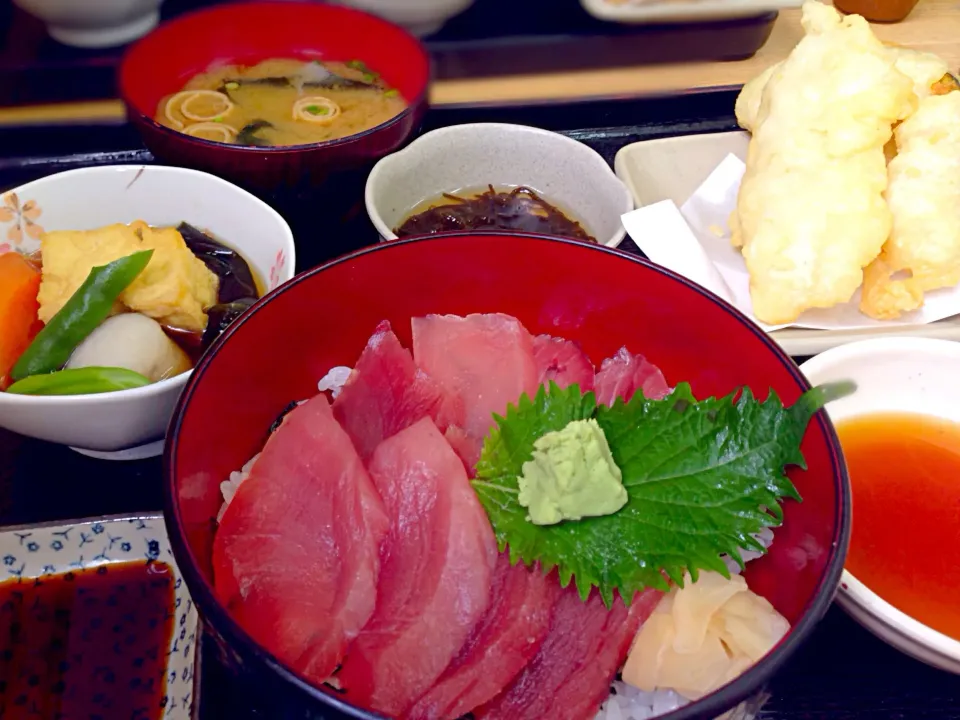 Snapdishの料理写真:糸満漁港の鉄火丼ランチ|流線形さん