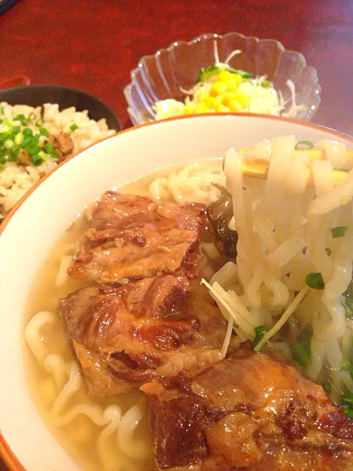 沖縄そば屋うーまくー ソーキそば
そばは珍しく生麺、モチモチ|Yogiさん