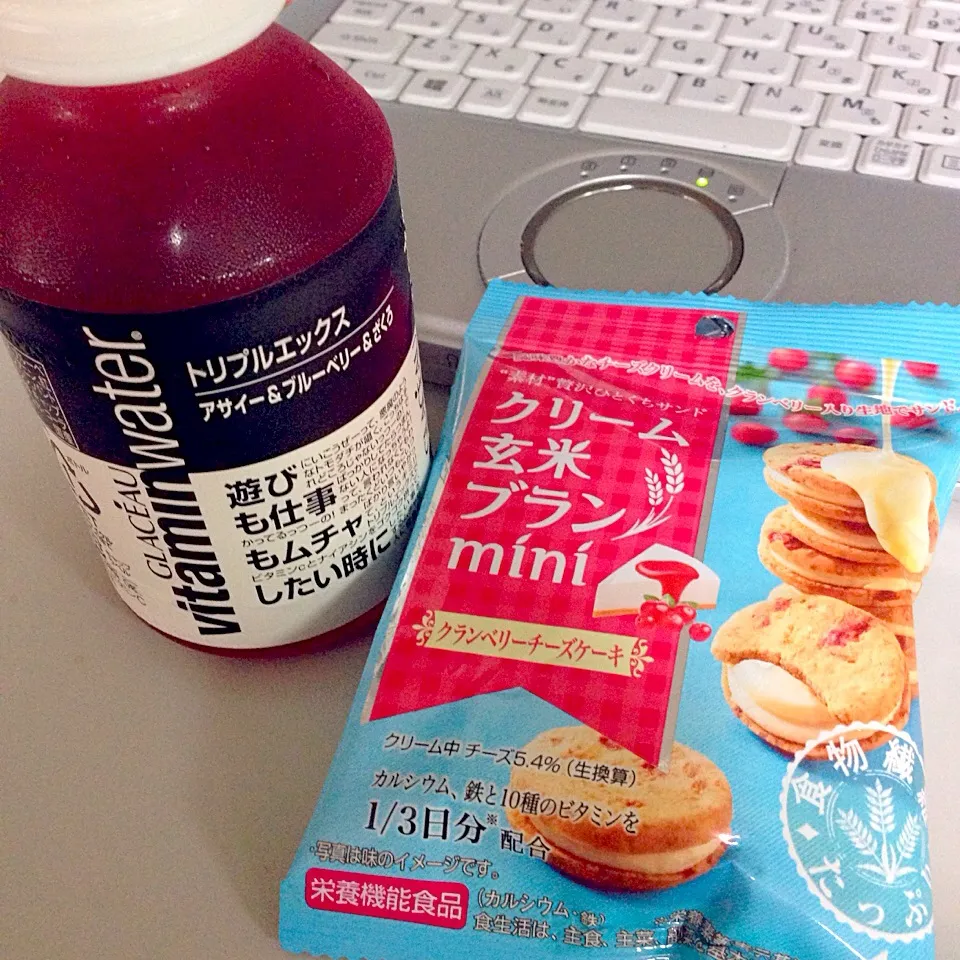 Snapdishの料理写真:クリーム玄米ブランmini、vitaminwater|maixx ใหม่さん