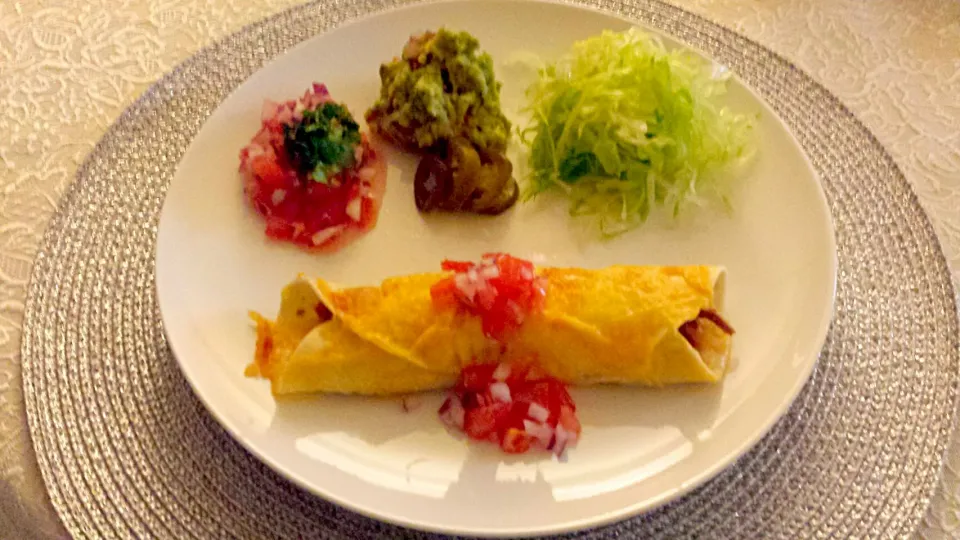 Snapdishの料理写真:Enchilada de Pollo. con pico de gallo y guacamole.
チキンエンチラーダ、ピコデガージョ、ワカモーレ|Saito  Iwaoさん