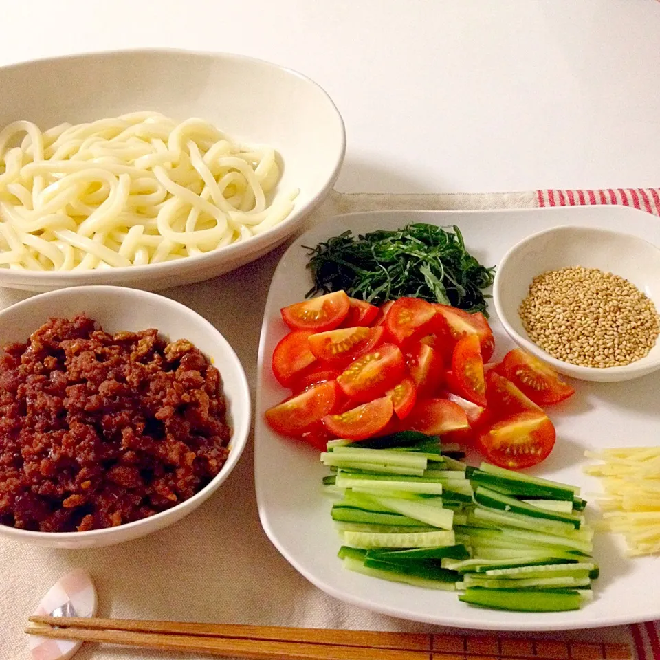 Snapdishの料理写真:肉味噌うどん(薬味は大葉、ミニトマト、きゅうり、生姜、胡麻)|Accaさん