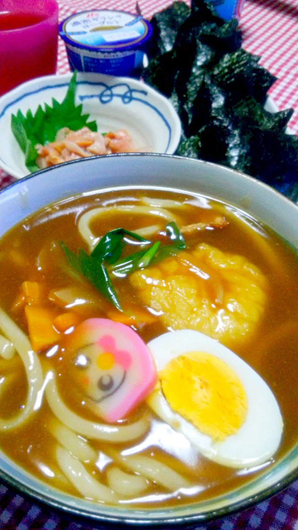 Snapdishの料理写真:カレーうどん(豚小間肉･ゆで卵･玉葱･人参･油揚げ･蒲鉾･青ねぎ)、赤貝ひも刺身、梅おにぎり、ギリシャヨーグルト|まあるさん