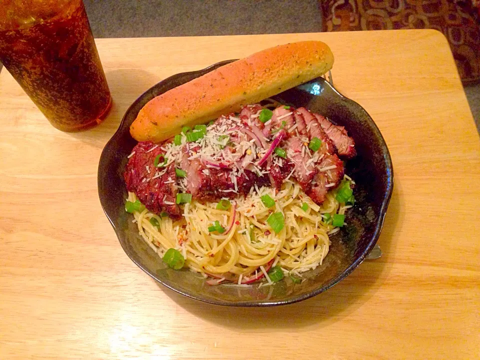 Grilled Steak on a bed of pasta with an olive oil basil garlic sauce.|Rafael Pachecoさん