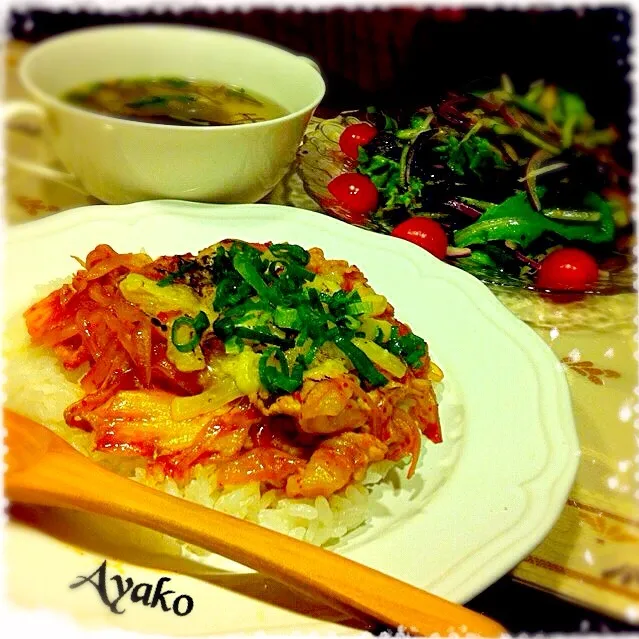 かっぴーちゃんの 豚キムチーズ丼♪、ひじきと紫玉ねぎのサラダ、もずくスープ|亜矢子さん