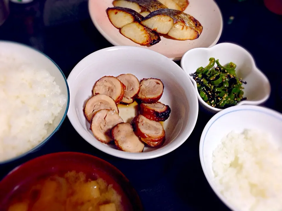 今日の晩ご飯は、さわらの漬け焼き、チキンロール、ピーマンの塩昆布和え、おあげさんと玉ねぎの味噌汁。|ゆえさん