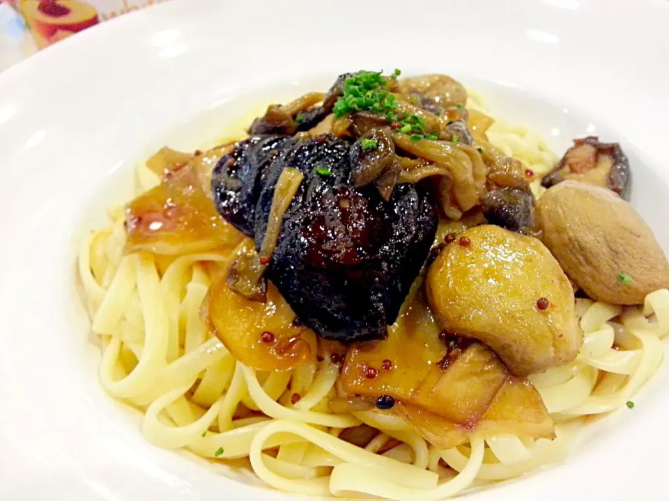 Snapdishの料理写真:Mushroom spagehtti|Iris Petitmanさん