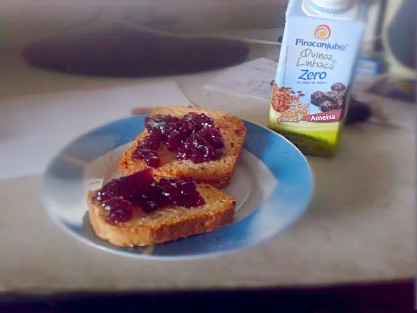 Snapdishの料理写真:25/08/2014 - lanche da tarde 

torradas multigrãos + geléia de uva diet + bebida láctea com quinoa e linhaça sabor ameixa|Gabriela Baptistaさん