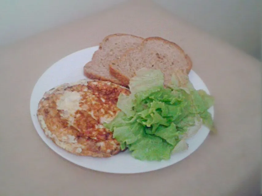 Snapdishの料理写真:26/08/2014 - almoço

omelete de 2 claras + 1 ovo + peito de peru defumado light + tomate
pão integral
alface|Gabriela Baptistaさん