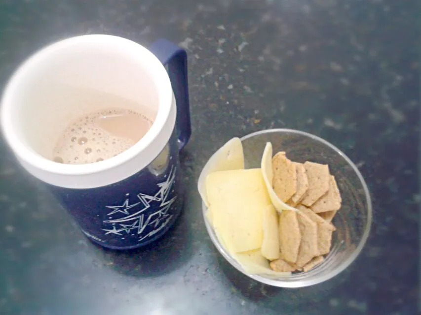 26/08/2014 - lanche da tarde

biscoitos integrais de alho & orégano + queijo de coalho light + leite desnatado com café|Gabriela Baptistaさん