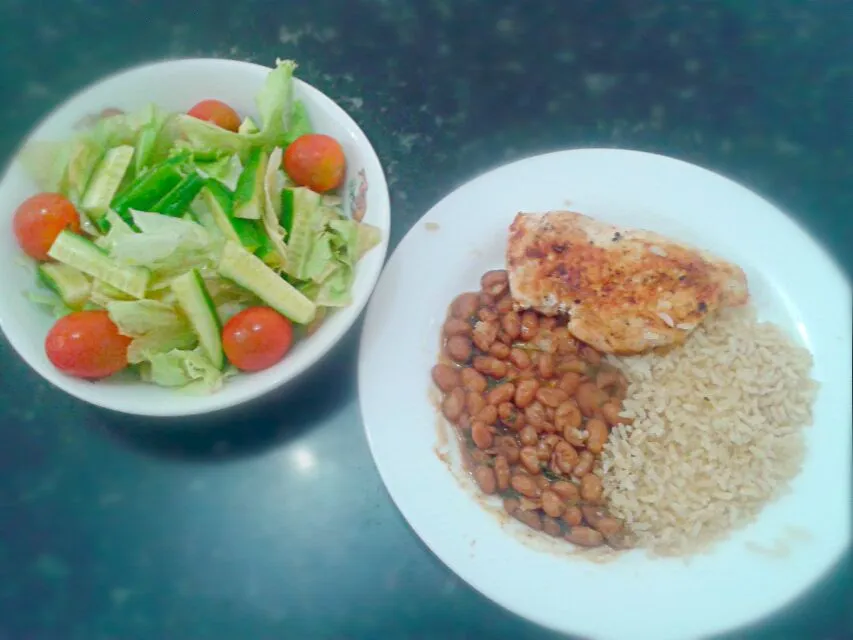 27/08/2014 - almoço

frango grelhado + arroz integral + feijão carioquinha 
salada de alface + pepino + tomate-cereja + azeite de oliva|Gabriela Baptistaさん