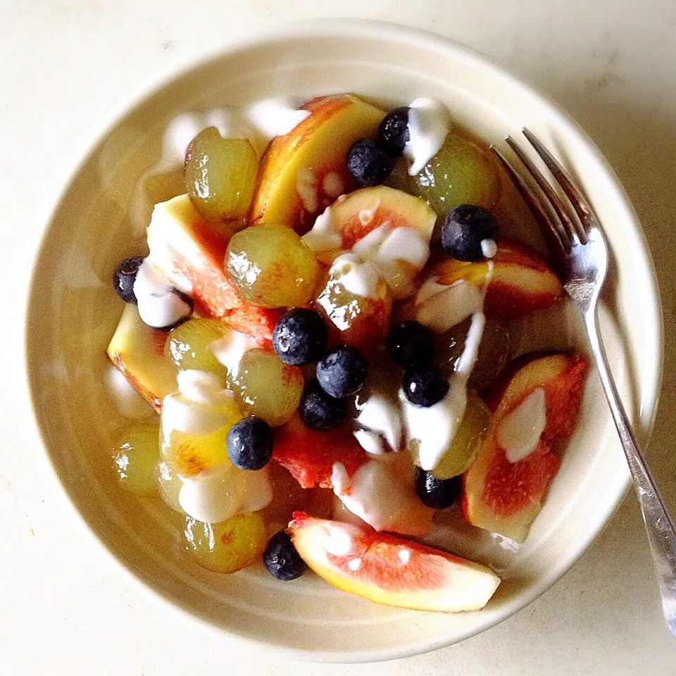 イチジク、ぶどう、ブルーベリーにヨーグルトとハチミツ。|ヘイオークボさん