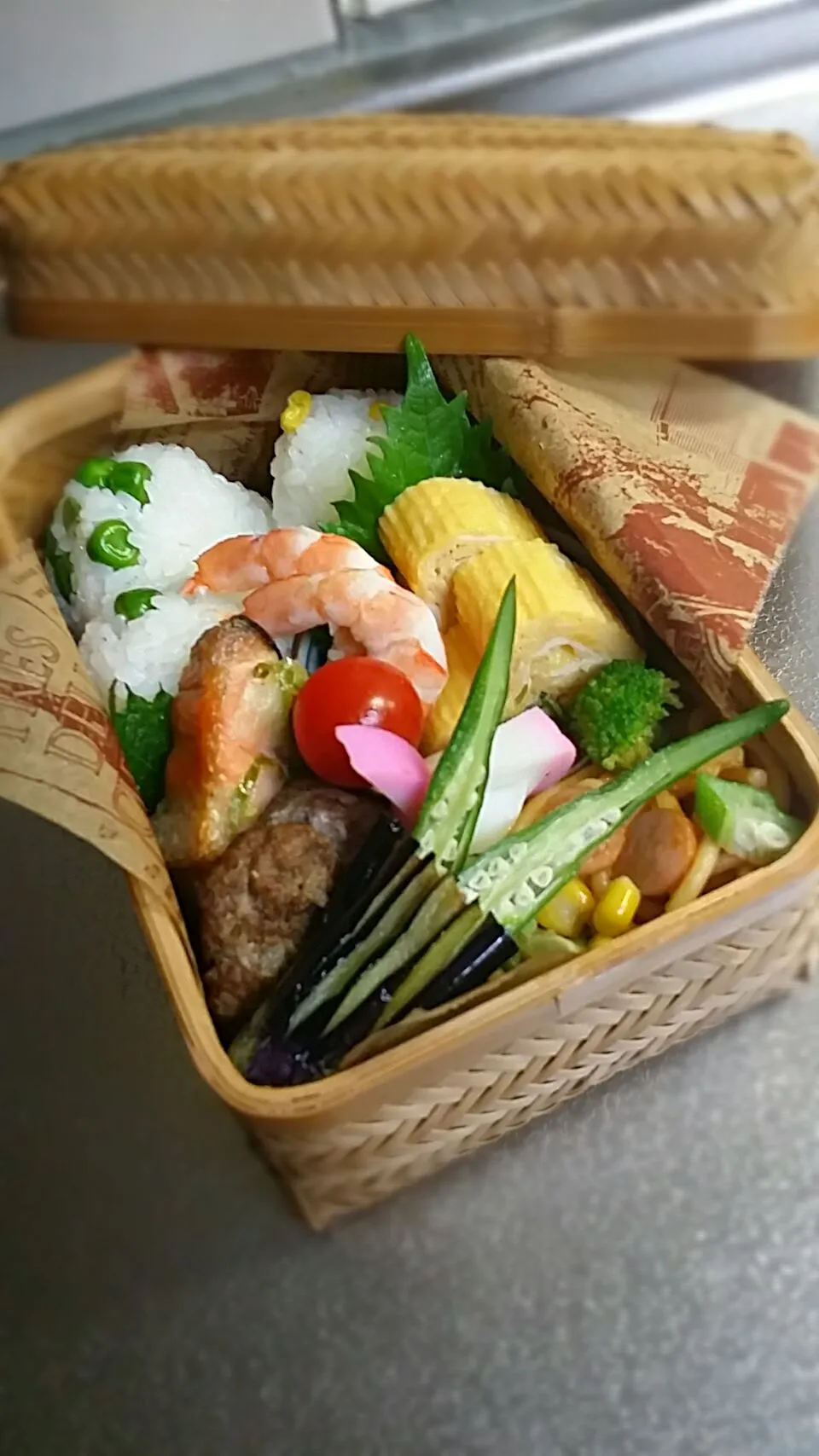 《金曜日のお弁当》🍱

・えんどうご飯🍙
・トウモロコシ🍙
・鮭のチーズ焼き
・手作りハンバーグ
・出し巻き玉子オクラ入り
・素揚げ🍆
・温野菜→ブロッコリー、オクラ

行ってらっしゃ〜い♡|藤田 まり子さん