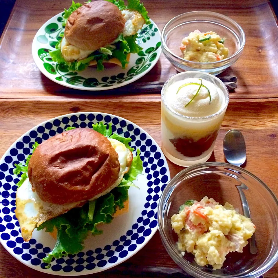 チーズ・レタス＆目玉焼きサンド、ポテトサラダ、レモンとライムのサヴァラン|charさん