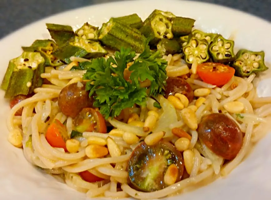 brown rice pasta with leek, cherry tomato in pesto wine sauce with a side of baked okra|Jiraphon Gさん