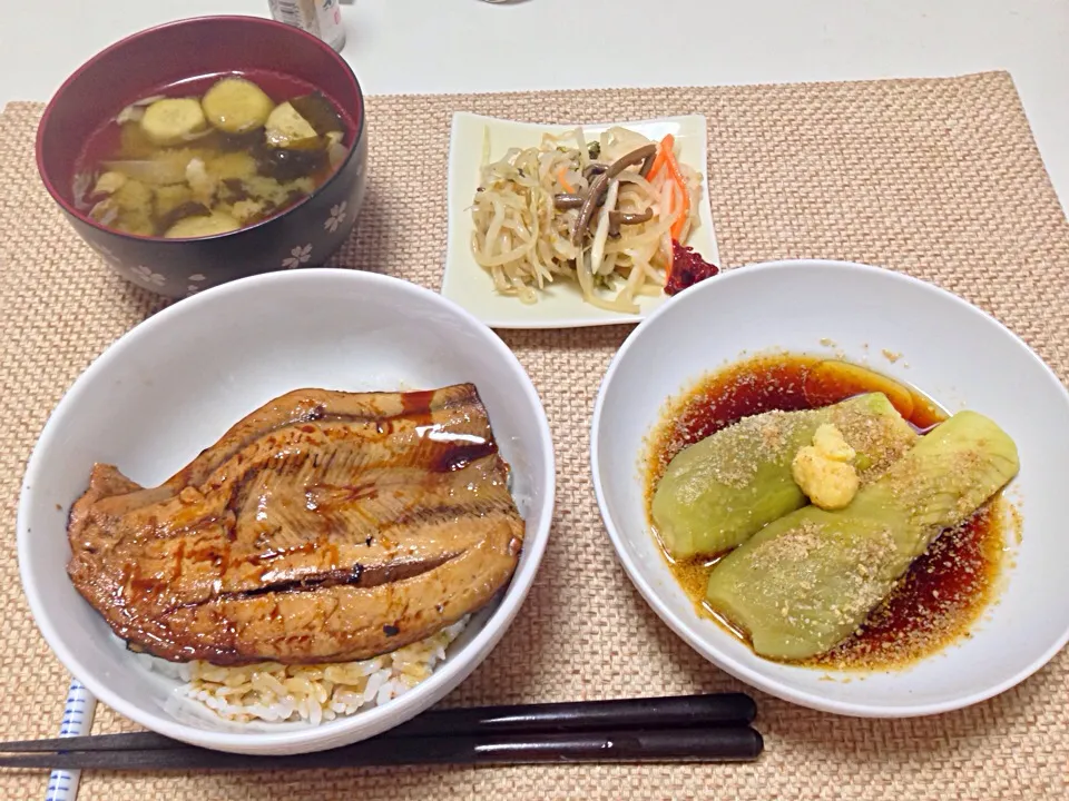 さんま丼 茄子の冷製中華風 ナムル 茄子茗荷わかめの味噌汁|にゃろめさん