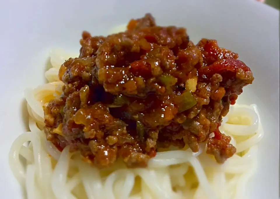 スパイシーミートソースのっけの素麺|おさかなさん