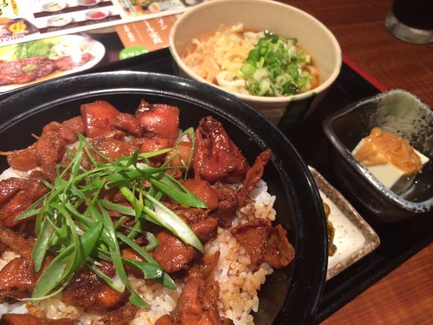 【日替ランチ】焼鳥丼とたぬきうどん定食を頂きました。|momongatomoさん