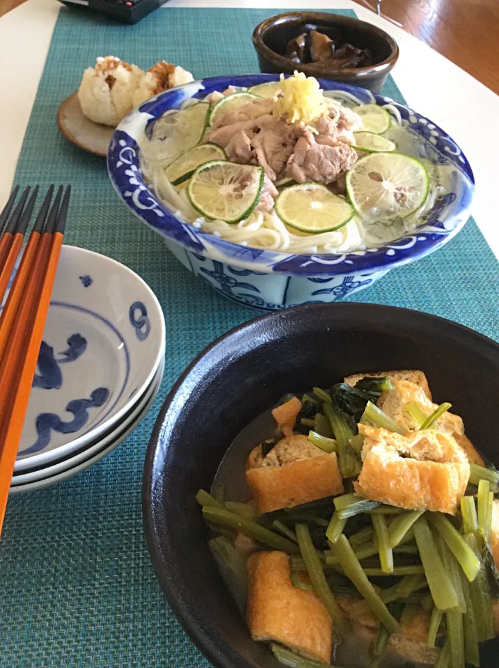 Snapdishの料理写真:今日のお昼。小松菜と揚げさんの炊いたん。鶏へべす冷やし麺。茄子の辛子醤油漬け。残り物ご飯のオニギリ。|mattさん