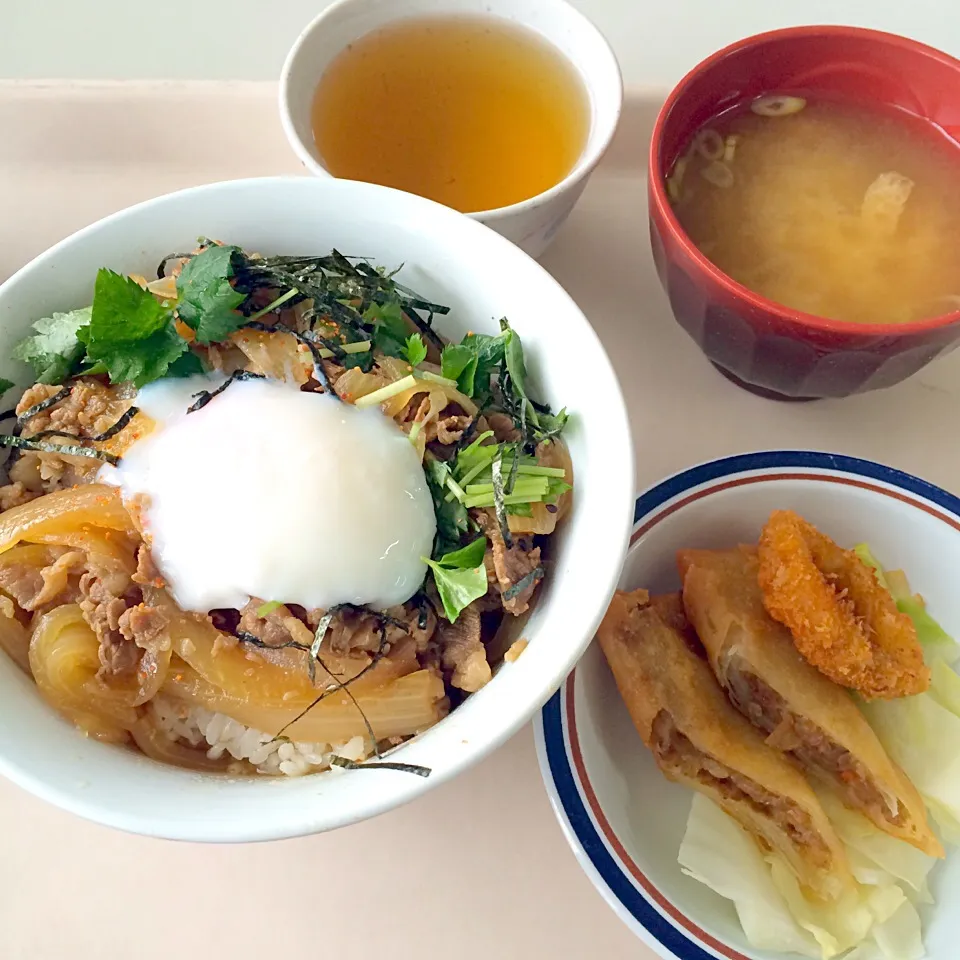 牛丼(温泉卵付き)、春巻、味噌汁|maixx ใหม่さん