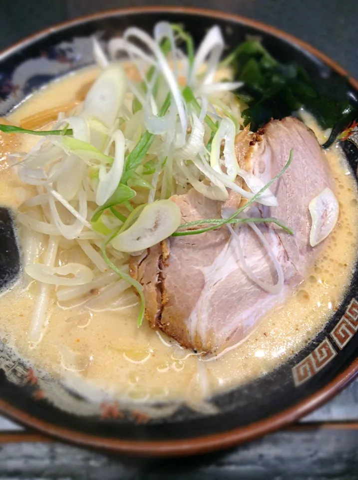 Snapdishの料理写真:久しぶりに有楽町ひむろの味噌ラーメン♪ もやしタップリで嬉しい！|リュカさん