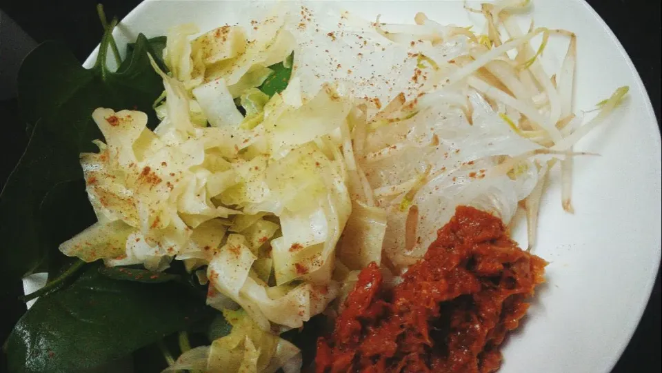 green beans pasta mix with bean sprout and steam cabbage. Add some heartleaves and mashed tuna. W a little cinnamon and HERE MY SUPER DUPER HEALTHY LUNCH.|AngelaVoさん