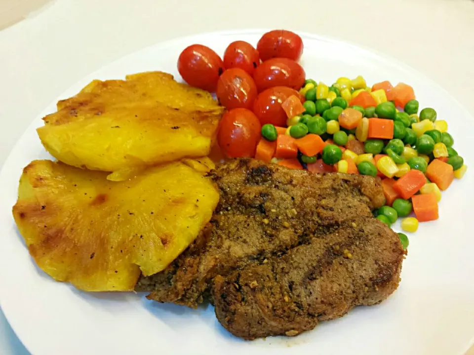 Snapdishの料理写真:grilled pork chop 🐷 with pineapple🍍|Yvonne C.さん