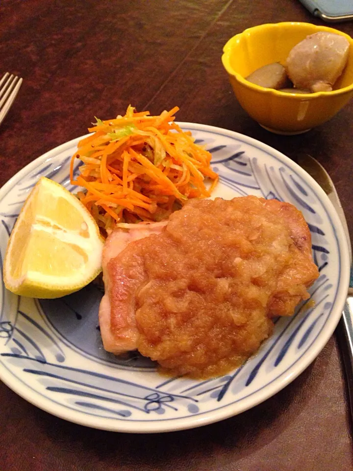 鶏肉の玉ねぎソース ニンジンとセロリのサラダ|香山ありすさん