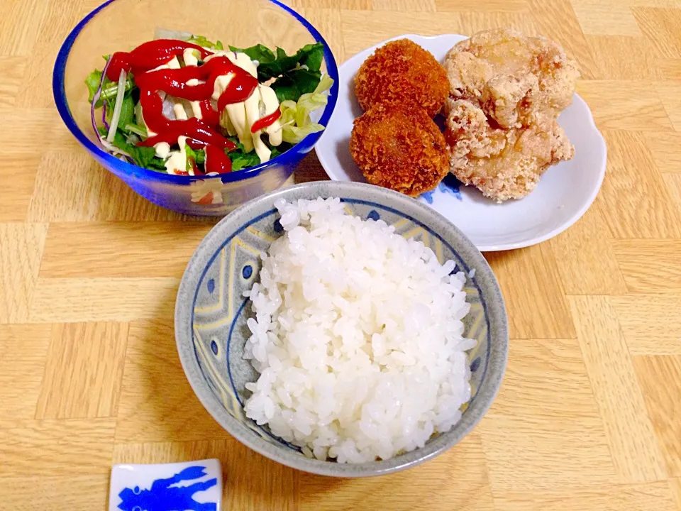 佐渡のご飯・塩唐揚げ・ミニコロッケ・緑黄色野菜のサラダ|Tarou  Masayukiさん