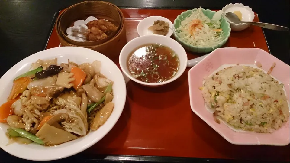 Snapdishの料理写真:五目焼きそばと炒飯定食|ボンゴさん