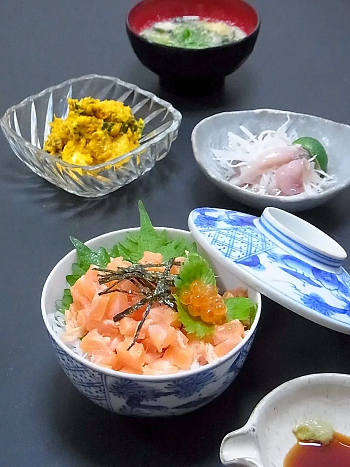 今晩は、サーモン親子丼、南瓜のクリームチーズサラダ デリ風 干葡萄、つばすの酢ジメ 大根、かき玉汁

環状線のダイヤ乱れで帰宅が9時(T . T)
献立変更で、昨日に引き続きサーモン登場です(^^)

南瓜サラダはお昼の残りで。南瓜は皮に実以上のカロテンが含まれているので、皮ごと！お義母さんの南瓜はポストハーベストの心|akazawa3さん