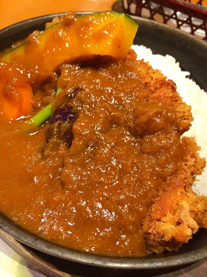 Snapdishの料理写真:鉄鍋チキンカツカレー|ダンディ☆和田さん