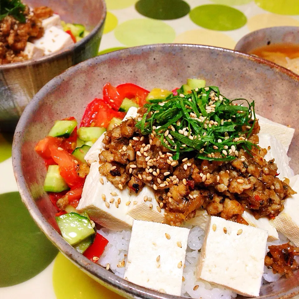 TVで見たトマト丼のアイデアを貰って鶏肉味噌の豆腐丼。|うさ爺さん