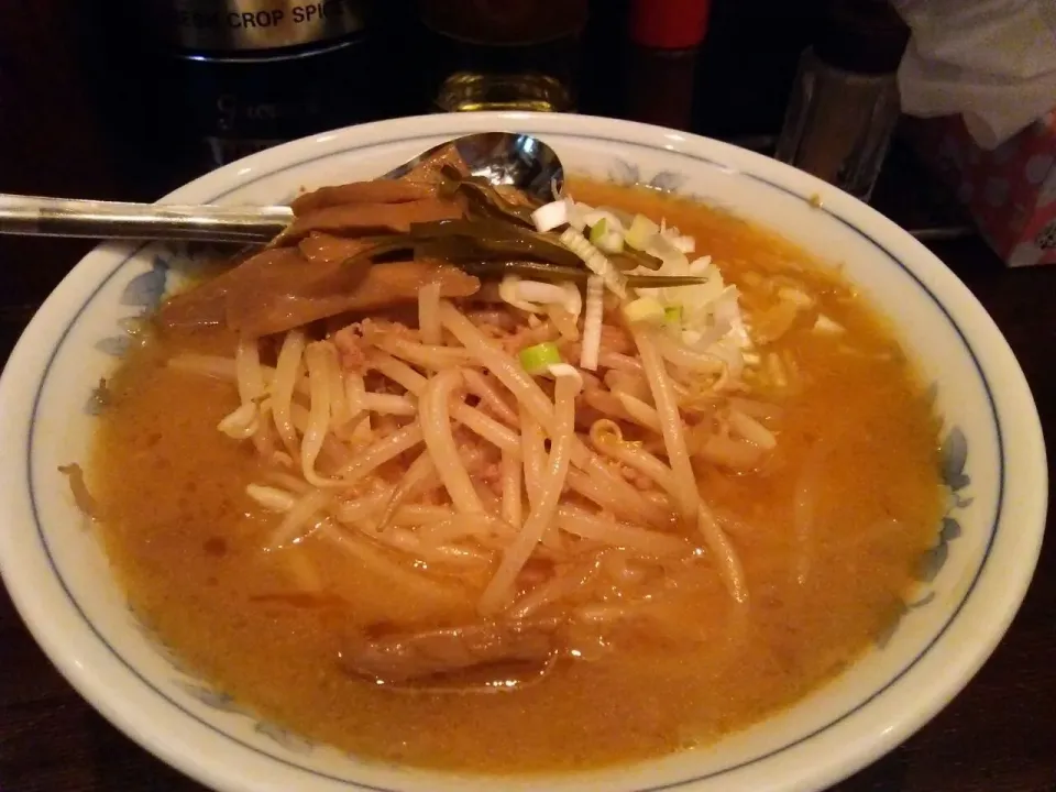 Snapdishの料理写真:味七味の味噌ラーメン、900円。|東京ライオンズさん