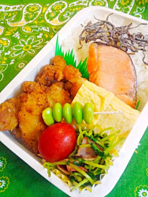 8月30日(土)　高1男子弁当
塩麹漬の唐揚げ、焼き鮭、だし巻き玉子、豆苗とベーコンの炒めもの、枝豆、プチトマト|Tomokoさん