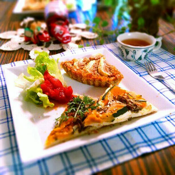 秋！な感じの朝ごはん♪(*^^*)
＊南瓜と茸のチーズピッザ
＊サラダ
＊無花果の十六穀クランブル|michaeさん