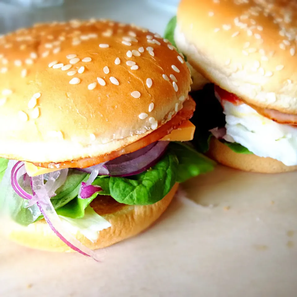 ベーコンチーズバーガーと、目玉焼きバーガー。|ヘイオークボさん